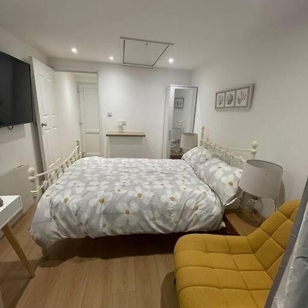 1 Bedroom Guest Suite Near City Centre. غلوستير المظهر الخارجي الصورة
