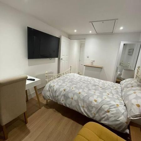 1 Bedroom Guest Suite Near City Centre. غلوستير المظهر الخارجي الصورة