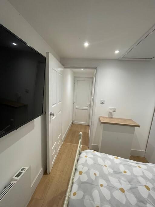 1 Bedroom Guest Suite Near City Centre. غلوستير المظهر الخارجي الصورة