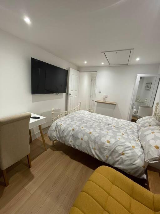 1 Bedroom Guest Suite Near City Centre. غلوستير المظهر الخارجي الصورة