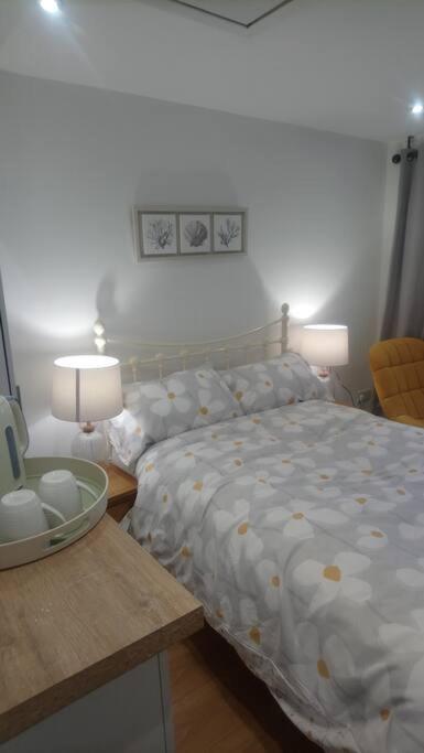 1 Bedroom Guest Suite Near City Centre. غلوستير المظهر الخارجي الصورة